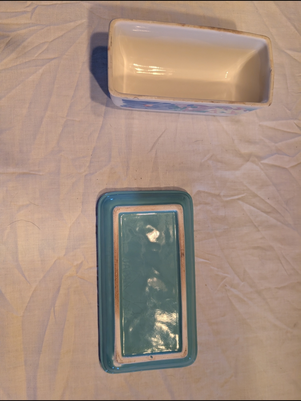 💥SALE💥 Vintage Floral Ceramic Butter Dish in White and Light Blue-Green - Picture 3 of 8